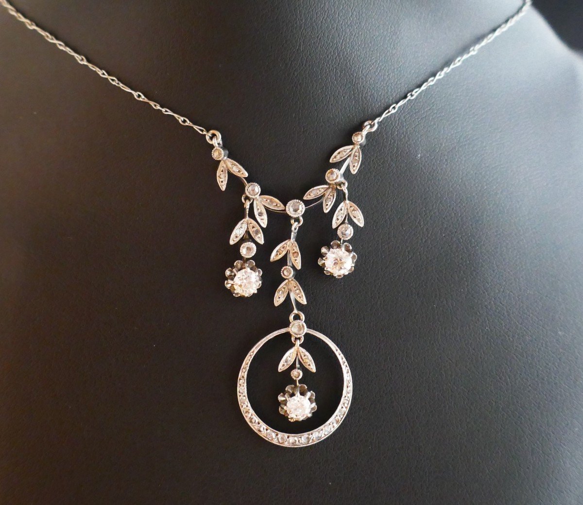 Drapery Necklace Set With Diamonds.-photo-4