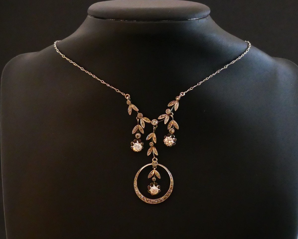 Drapery Necklace Set With Diamonds.