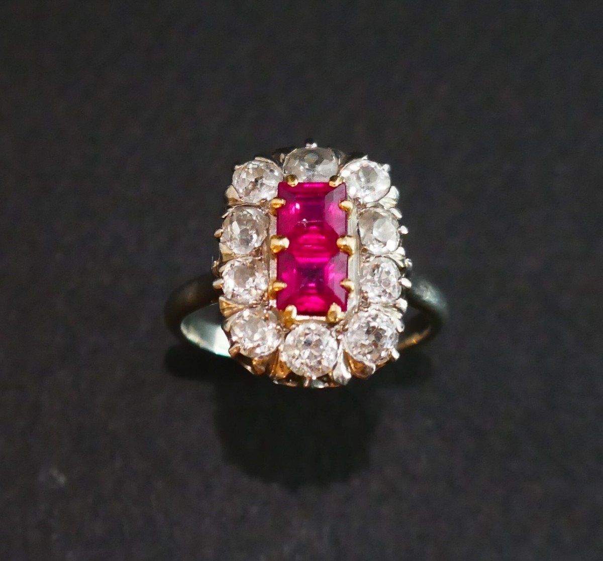 Bague Ancienne Diamants Et Rubis Verneuil Calibrés.