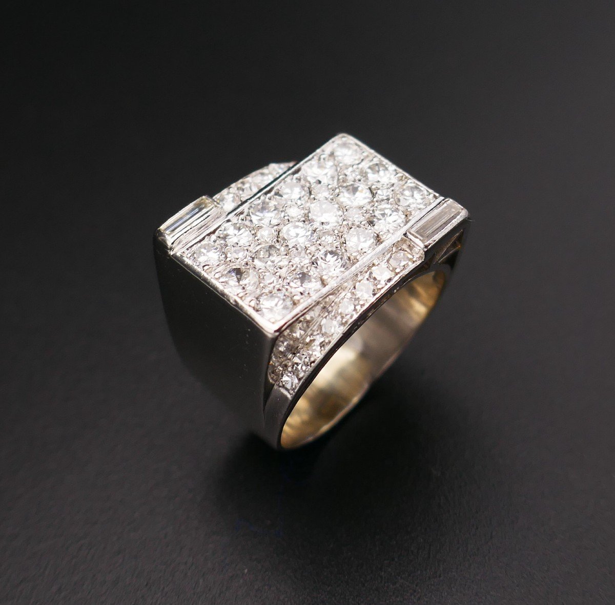 Bague Chevalière Sertie De 1,50 Carat De Diamants, Monture Platine.-photo-2