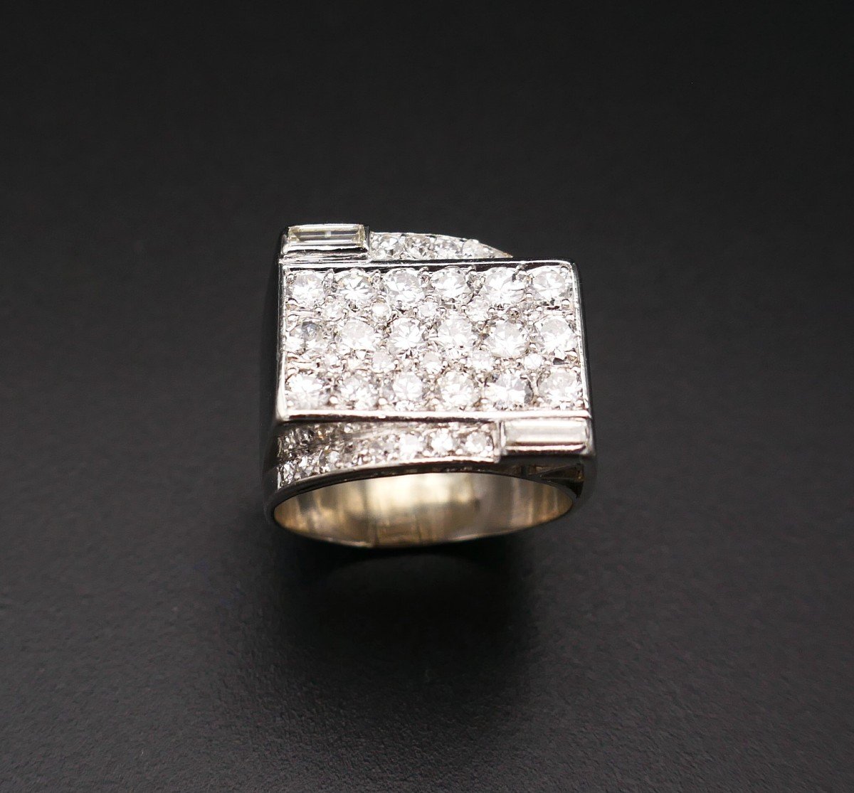 Bague Chevalière Sertie De 1,50 Carat De Diamants, Monture Platine.