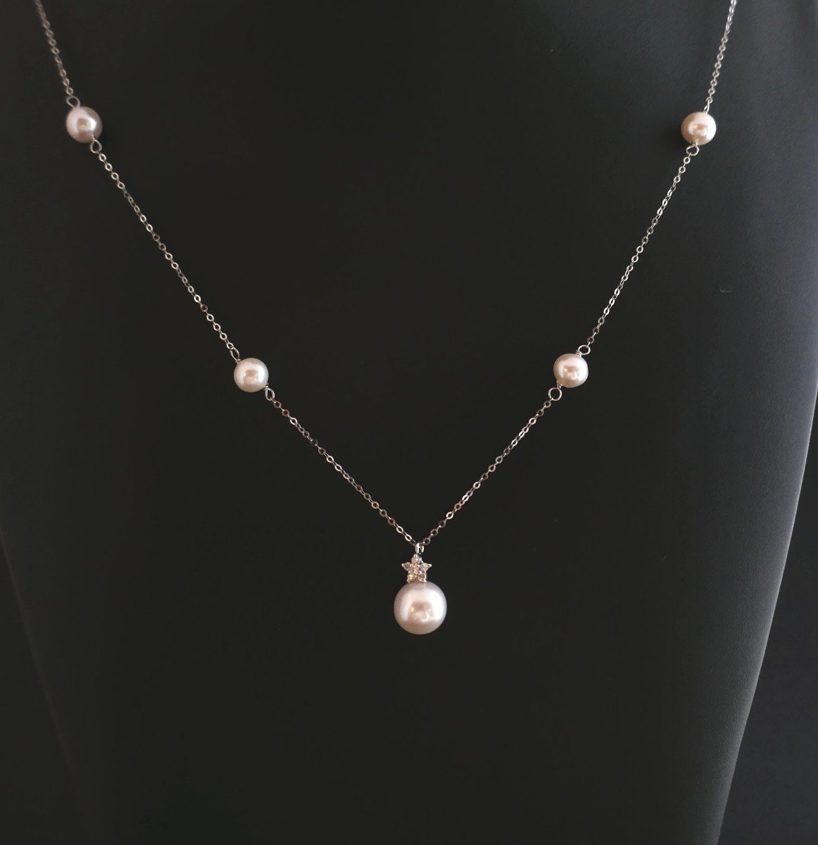 Collier De Perles Et Diamants, Or Blanc 18 Carats.