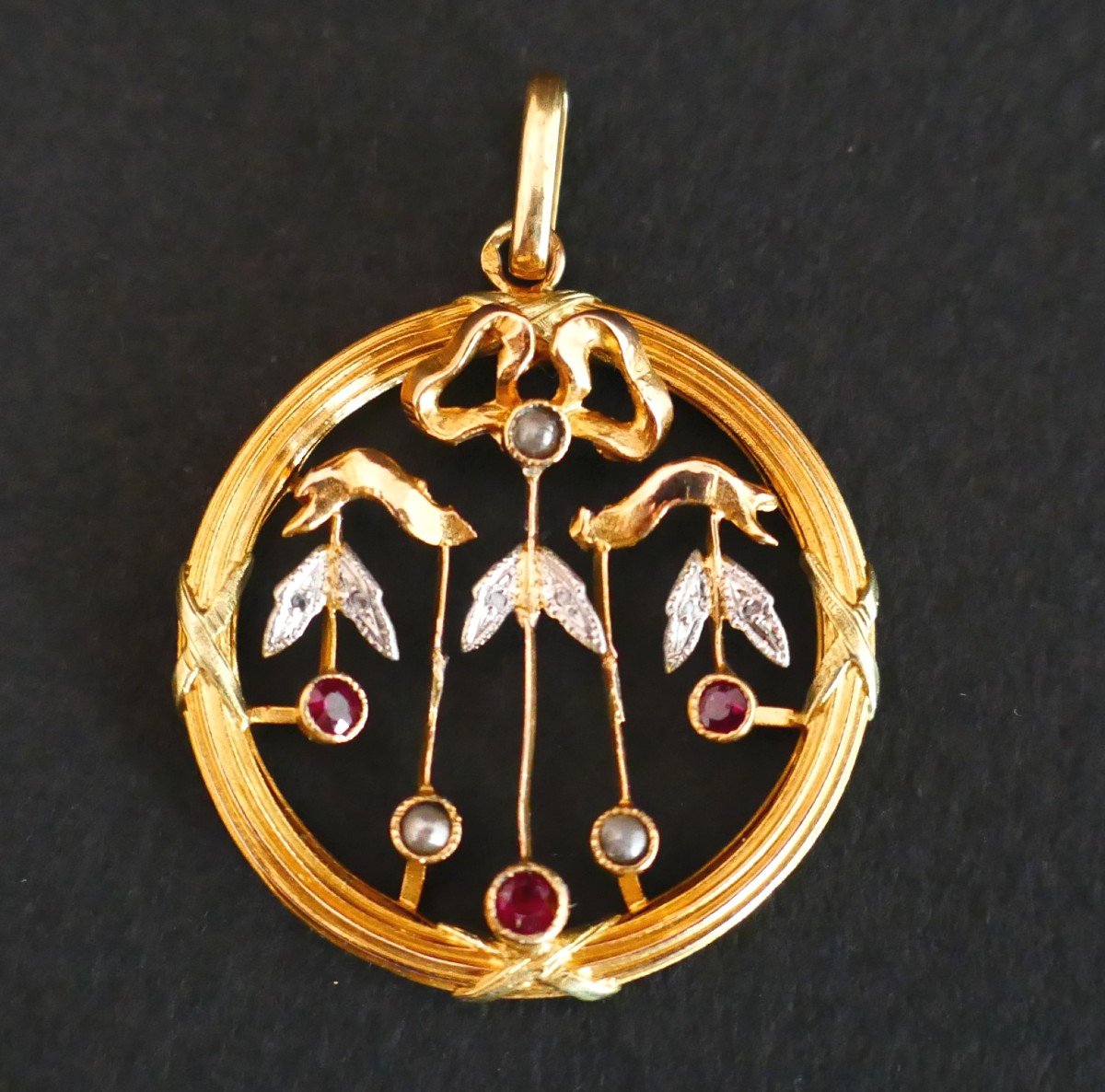 Pendentif Diamants, Perles Et Rubis, Or 18 Carats.