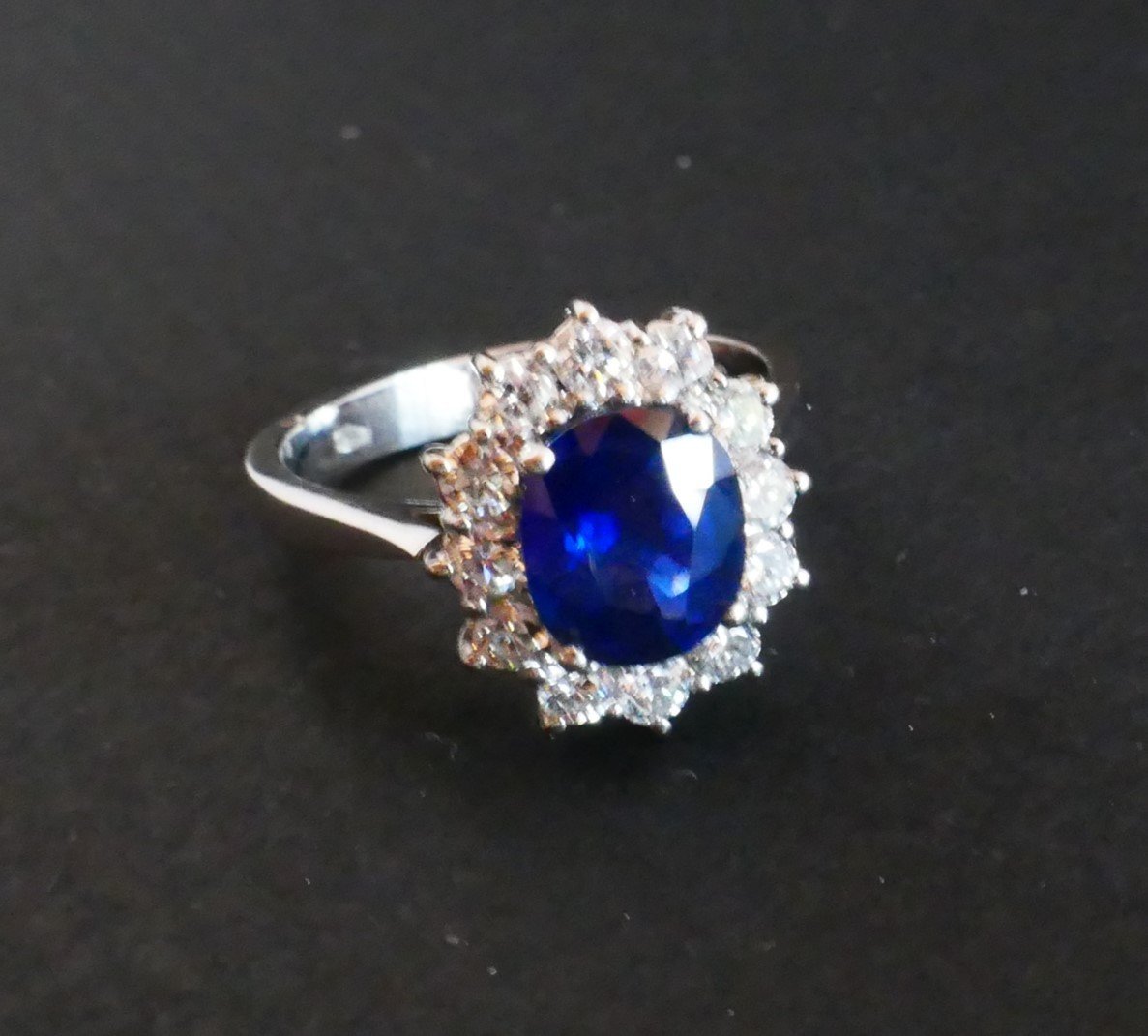 Bague Marguerite Saphir Entourage Diamants.