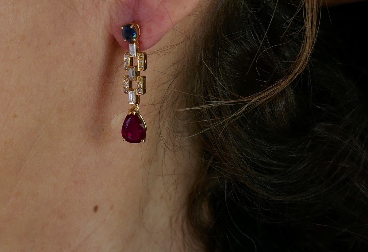 Paire De Boucles d'Oreille Saphirs, Diamants Et Rubis, Or 18 Carats.-photo-2