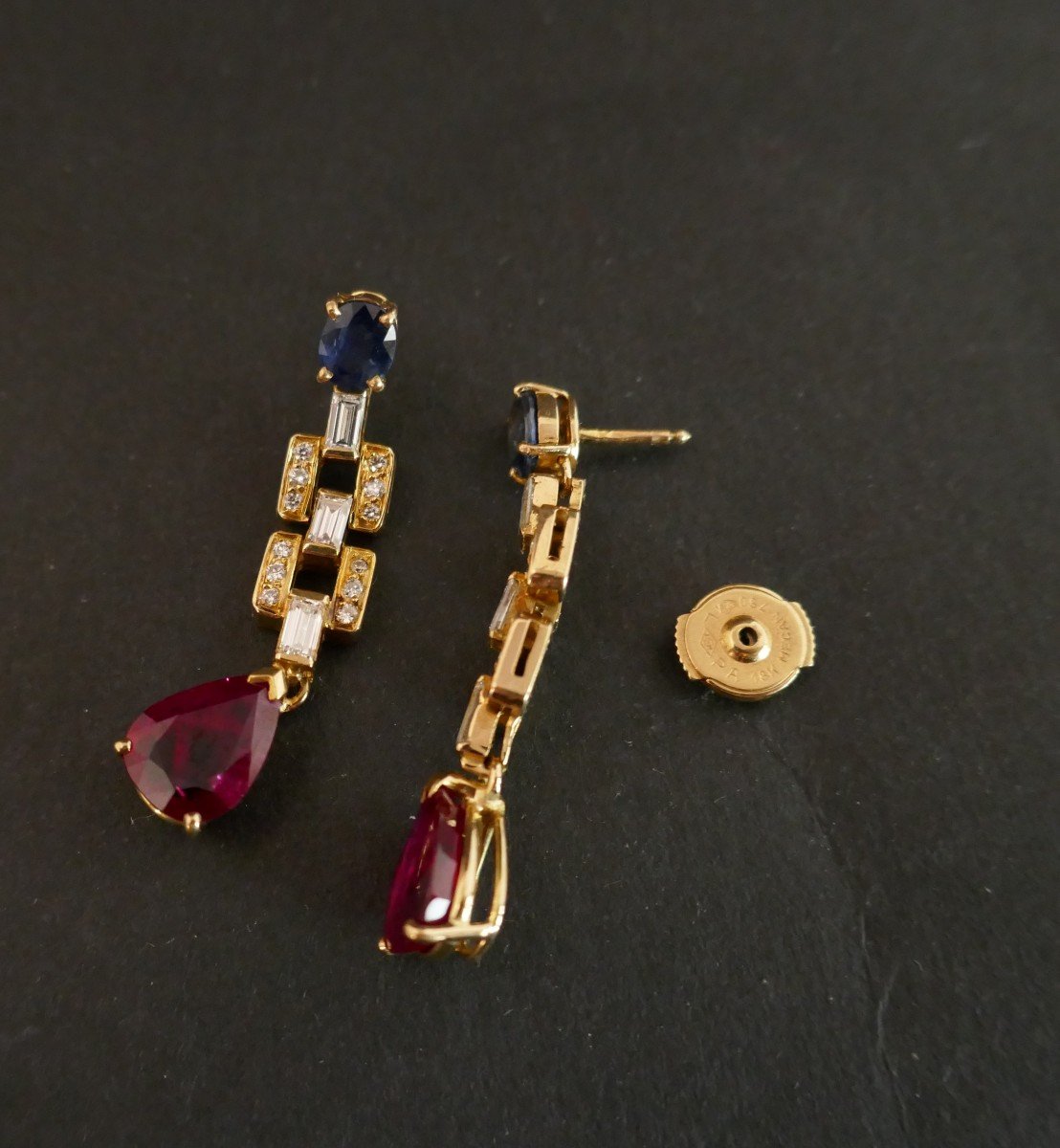 Paire De Boucles d'Oreille Saphirs, Diamants Et Rubis, Or 18 Carats.-photo-3