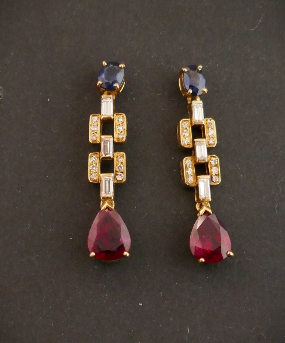 Paire De Boucles d'Oreille Saphirs, Diamants Et Rubis, Or 18 Carats.-photo-4