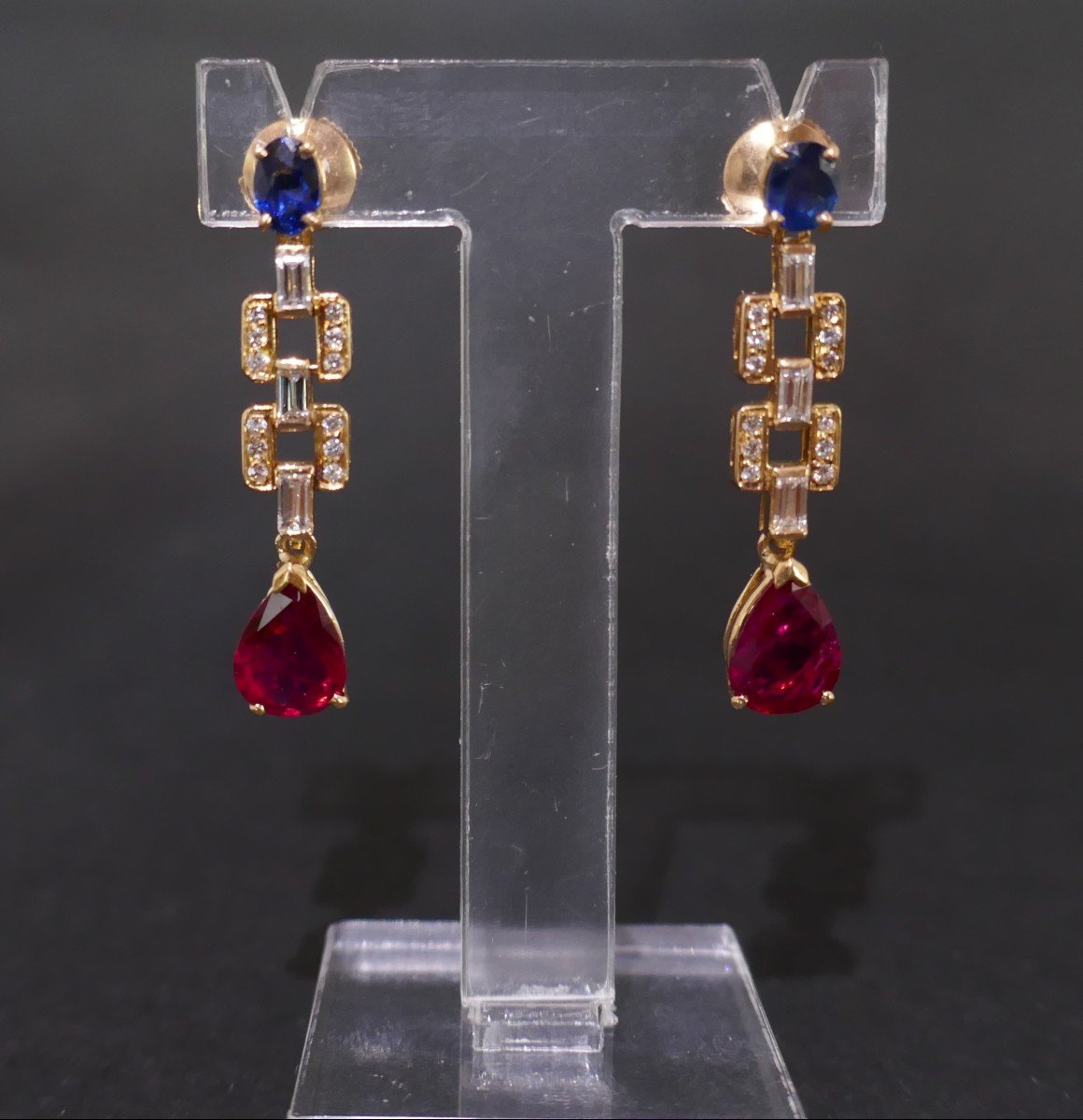 Paire De Boucles d'Oreille Saphirs, Diamants Et Rubis, Or 18 Carats.