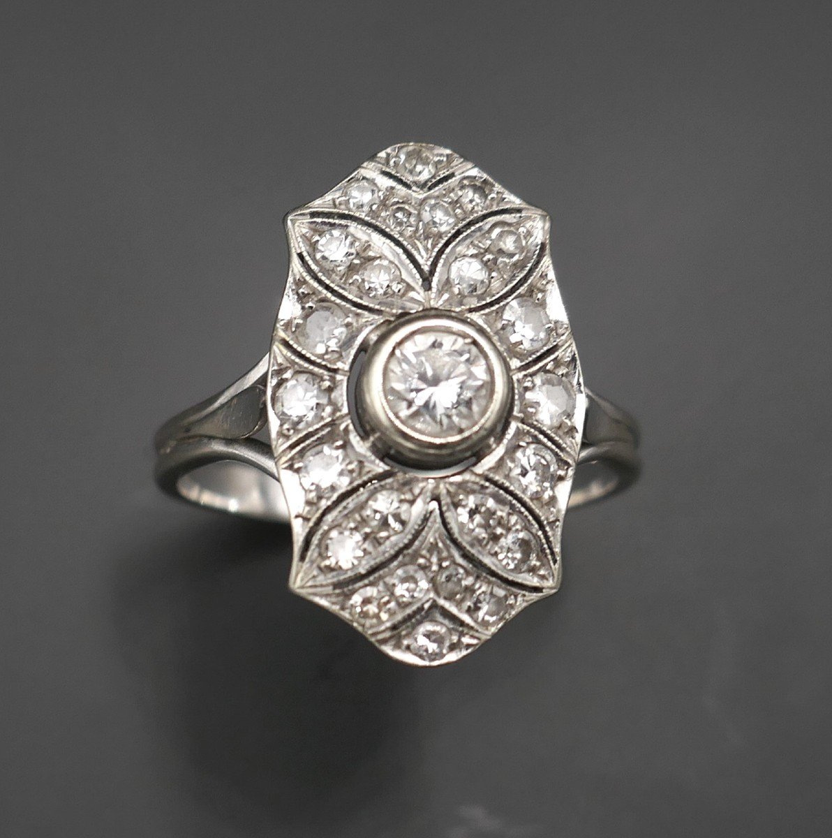 Diamond Ring, Art Deco, 18 Carat White Gold.