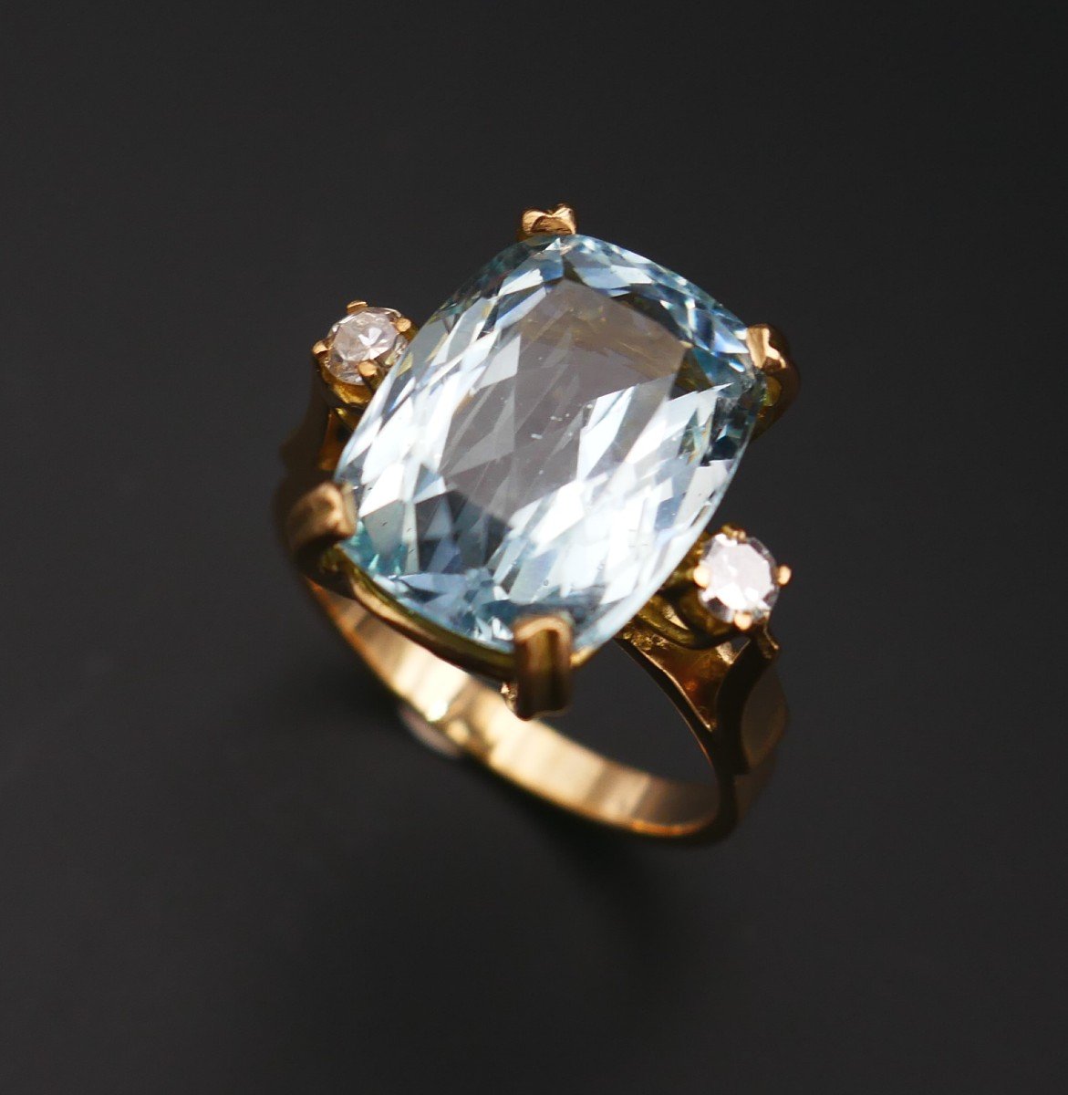 Ring Decorated With An Aquamarine And Diamonds.-photo-2