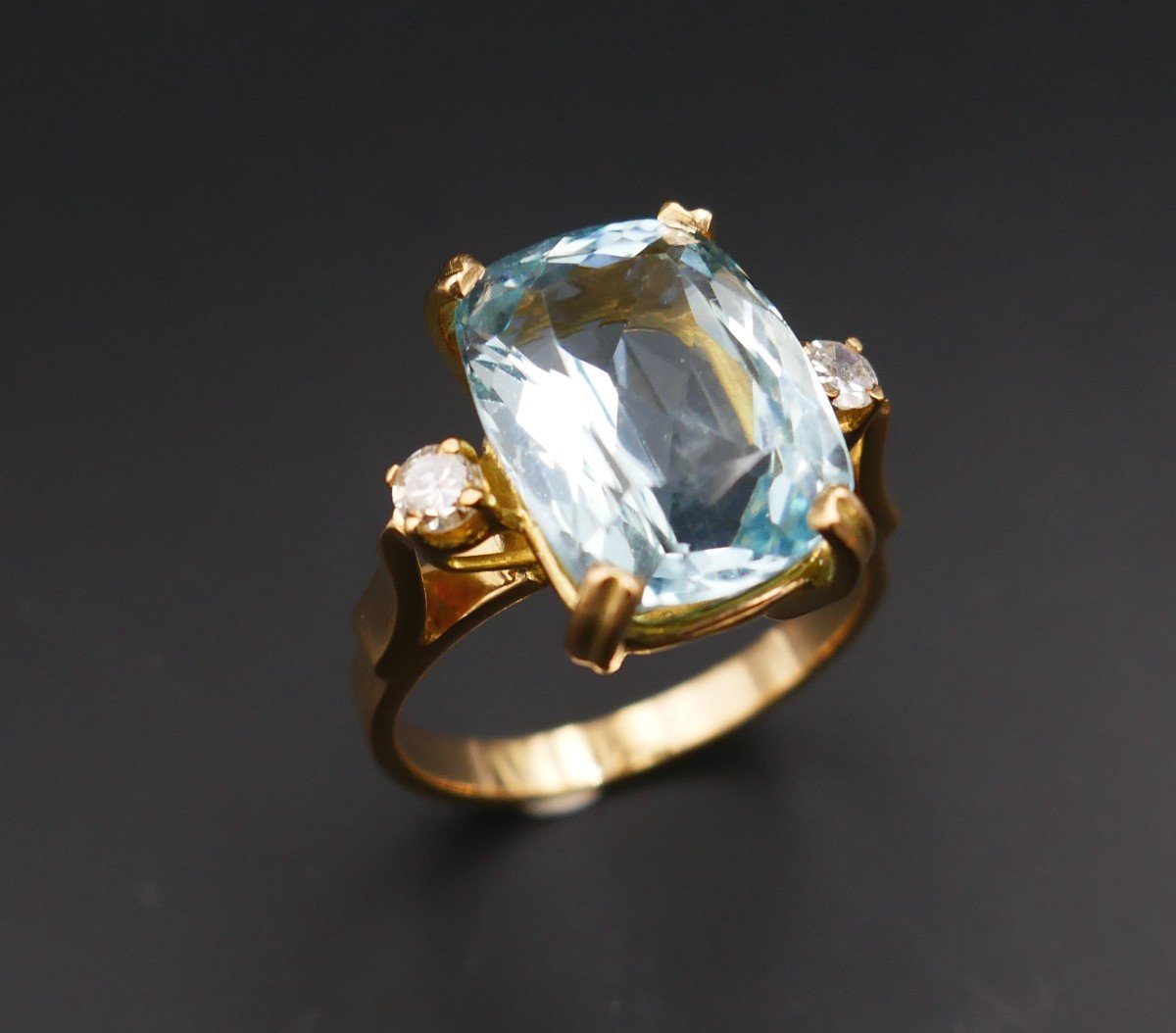 Ring Decorated With An Aquamarine And Diamonds.-photo-3