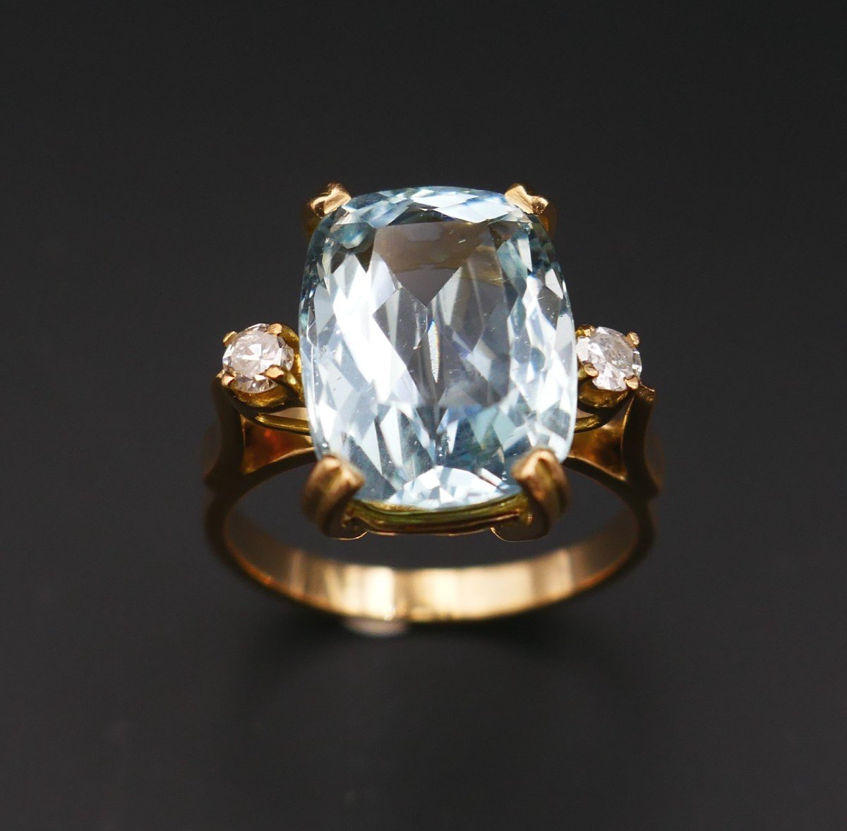 Ring Decorated With An Aquamarine And Diamonds.