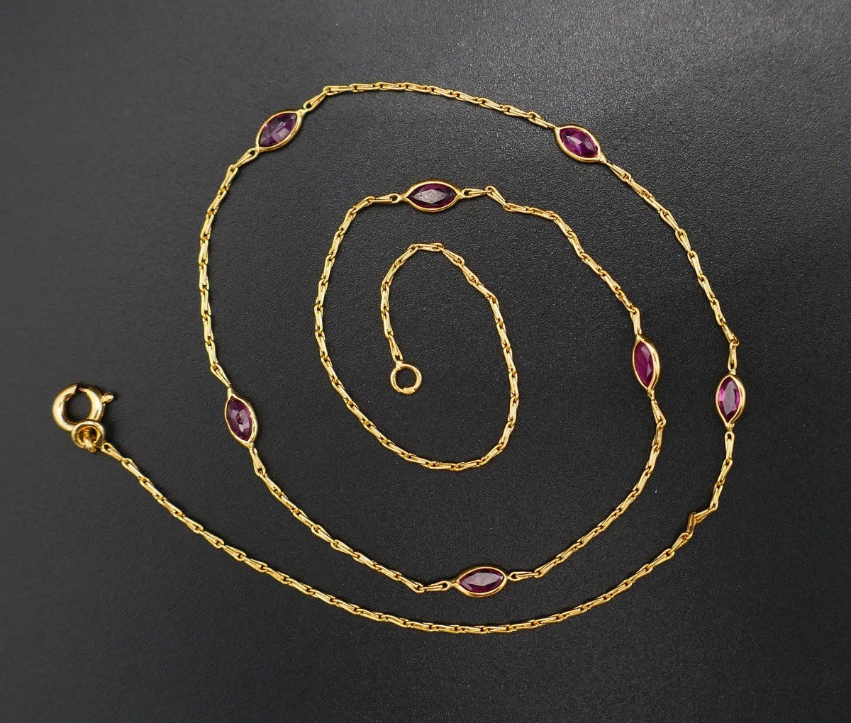 Collier serti de rubis taille navette, or 18 carats.