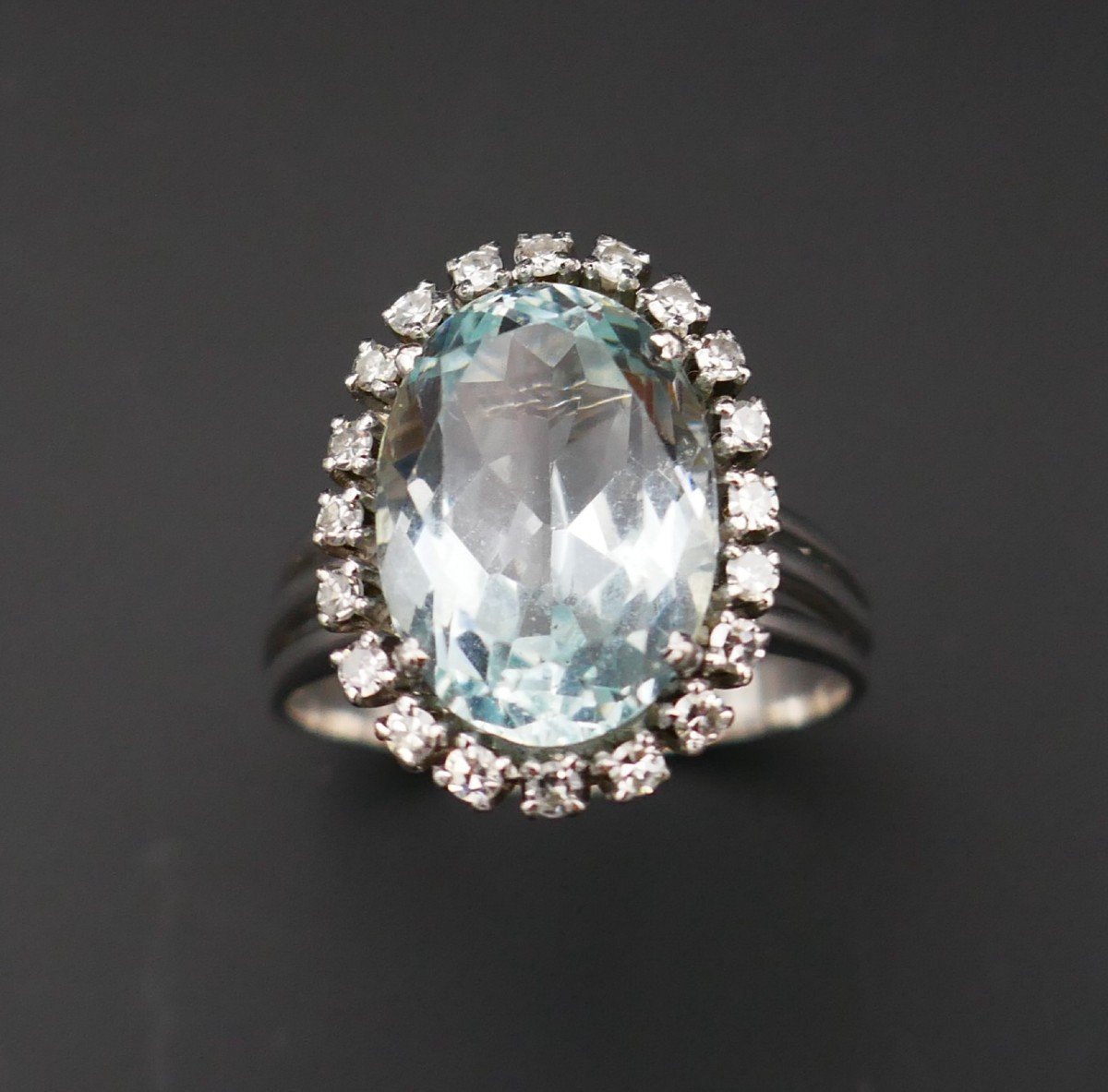 Bague Sertie d'Une Aigue Marine Et Diamants.