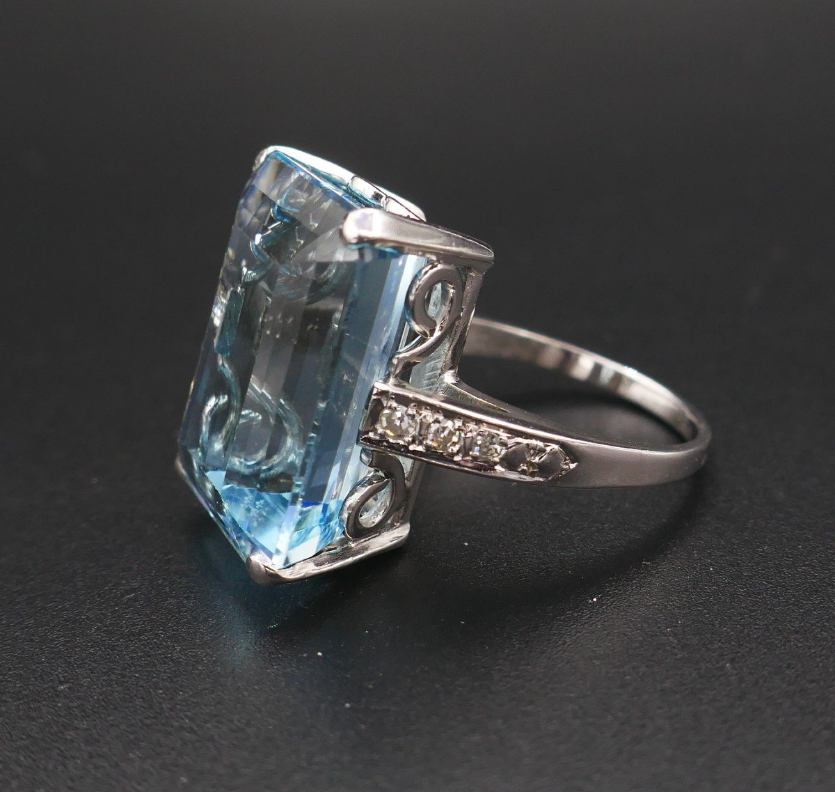 Bague Sertie d'Une Importante Aigue Marine épaulée De Diamants.-photo-2