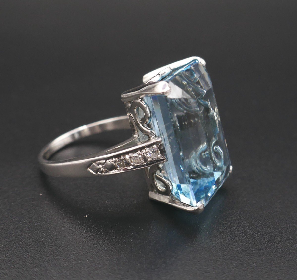 Bague Sertie d'Une Importante Aigue Marine épaulée De Diamants.-photo-3