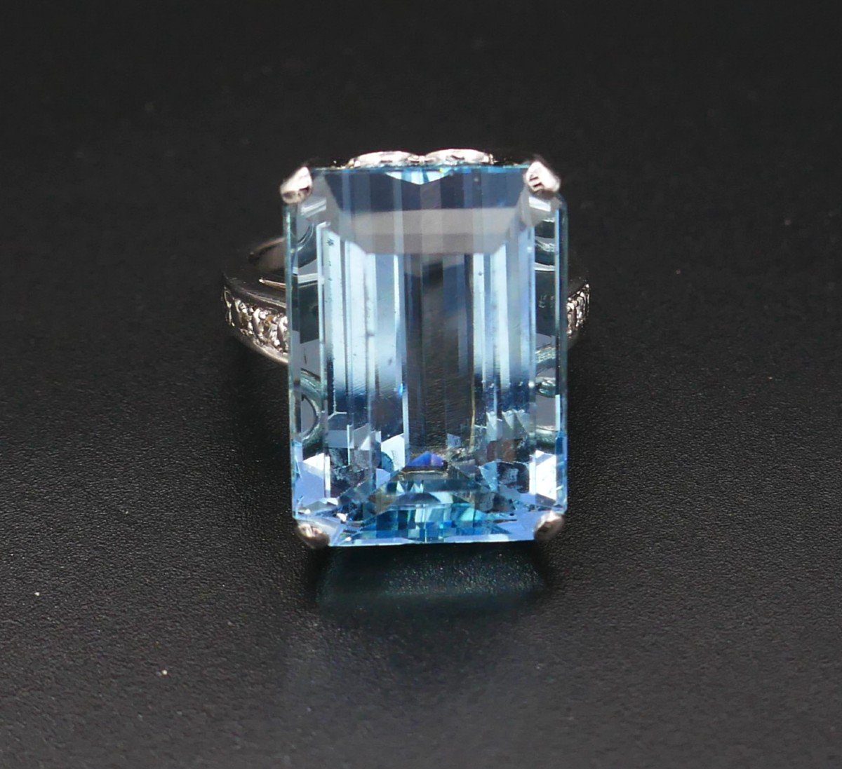 Bague Sertie d'Une Importante Aigue Marine épaulée De Diamants.-photo-4