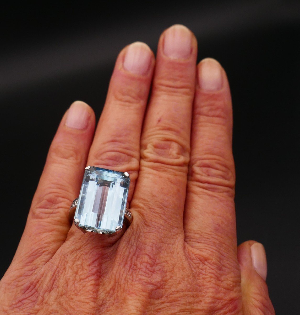 Bague Sertie d'Une Importante Aigue Marine épaulée De Diamants.-photo-1