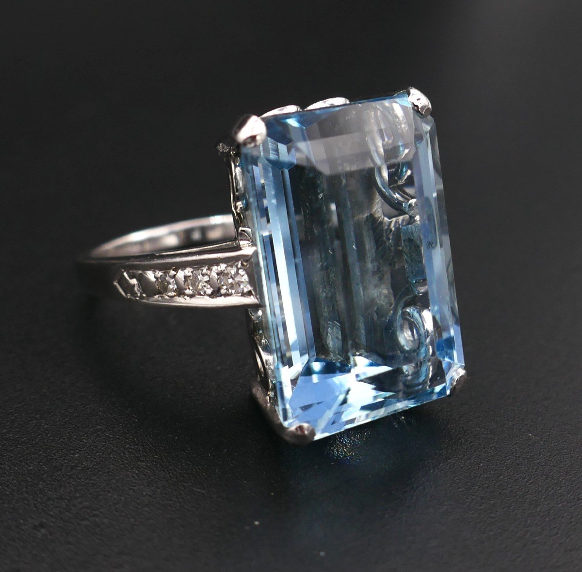 Bague Sertie d'Une Importante Aigue Marine épaulée De Diamants.