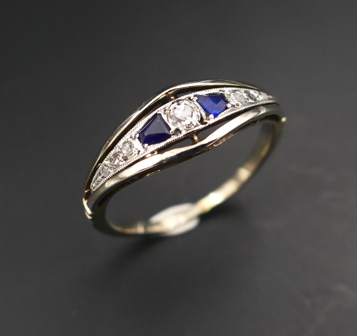 Bague Jarretière Diamants Et Saphir Calibrés, Or Et Platine.