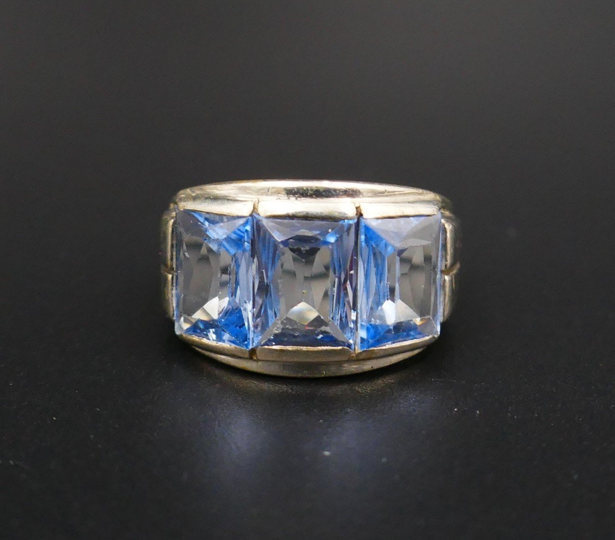 Bague Art Déco En Argent Sertie De 3 Spinelles Bleus De Synthèse.