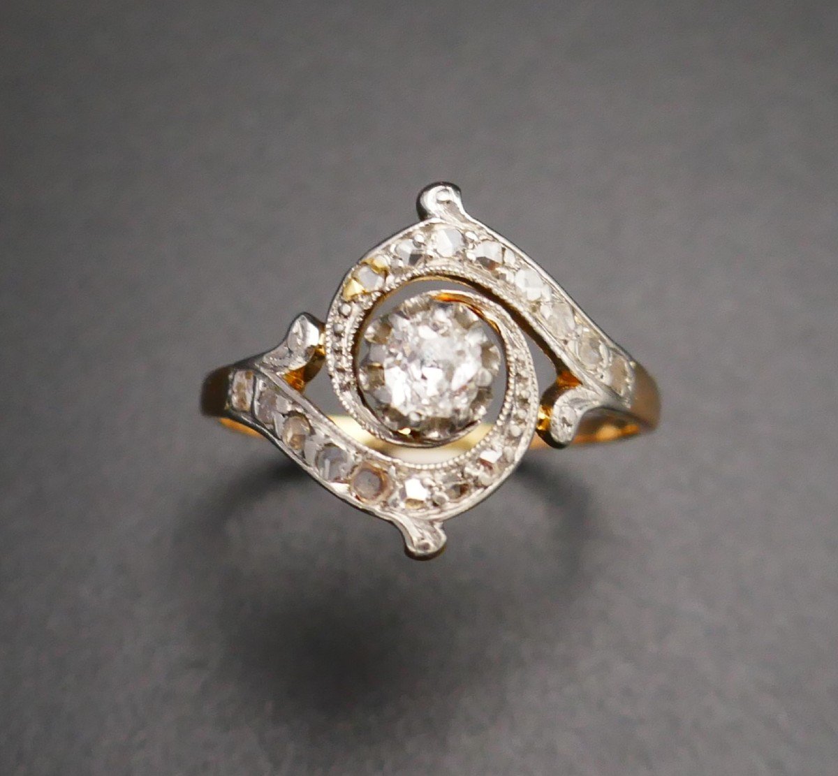 Bague  Art Nouveau Diamants, or 2 tons 18 carats.