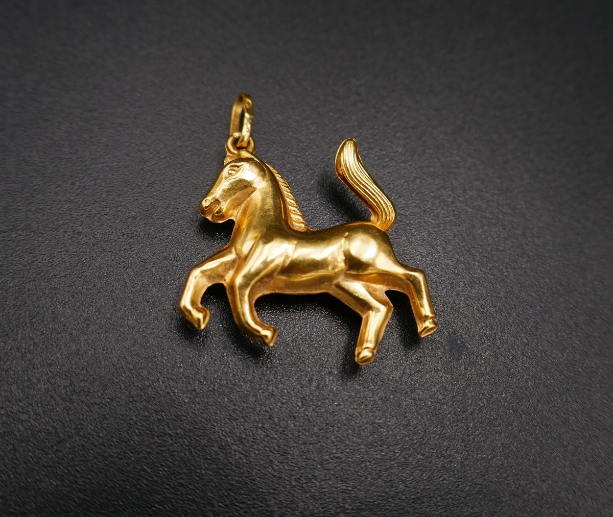 18 Carat Yellow Gold Horse Pendant.-photo-3