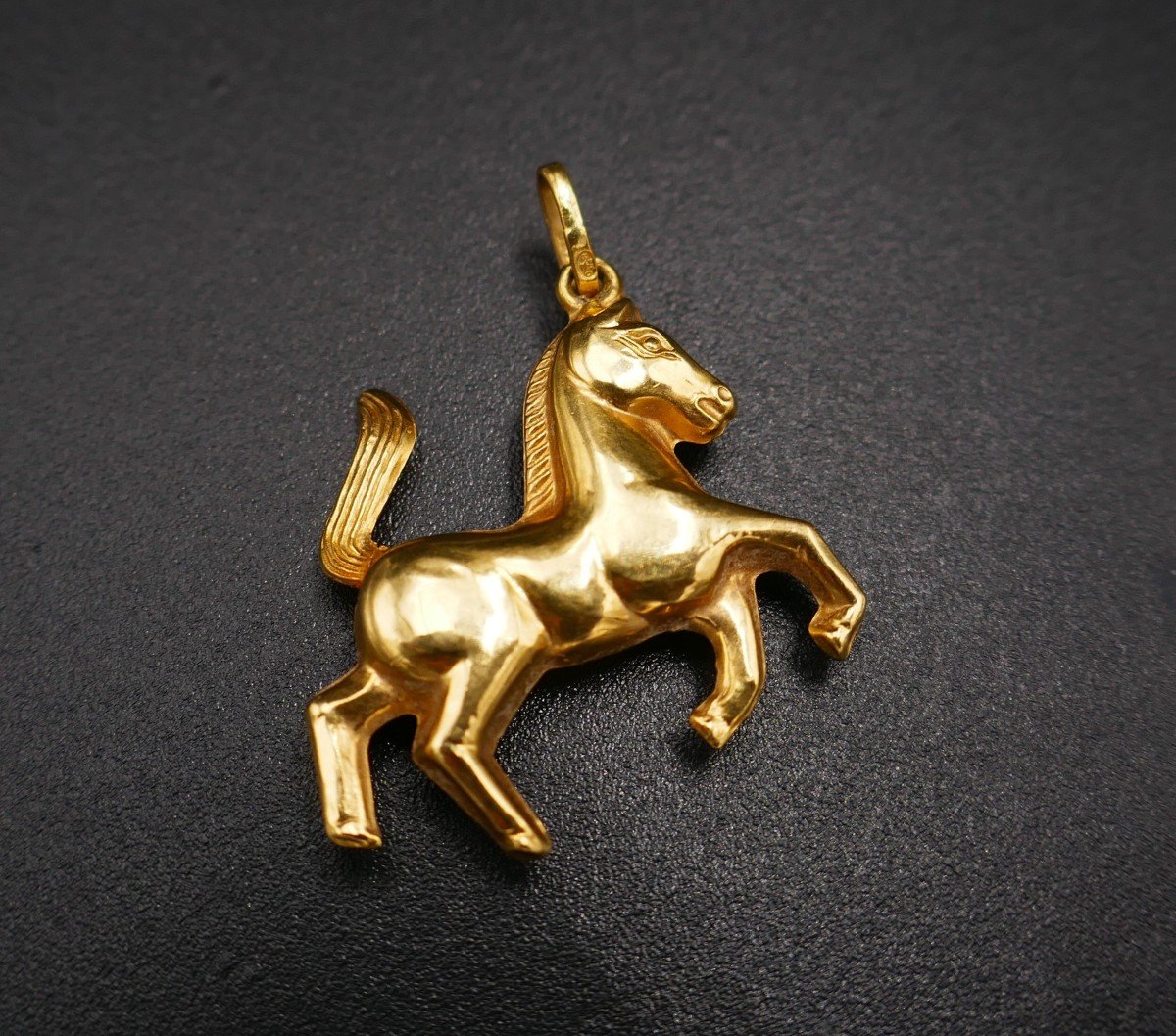 18 Carat Yellow Gold Horse Pendant.