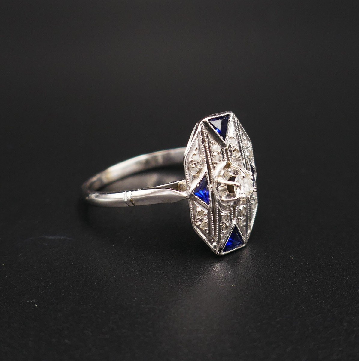 Art Deco Ring With Calibrated Diamonds And Sapphires, 18 Carat White Gold.-photo-3