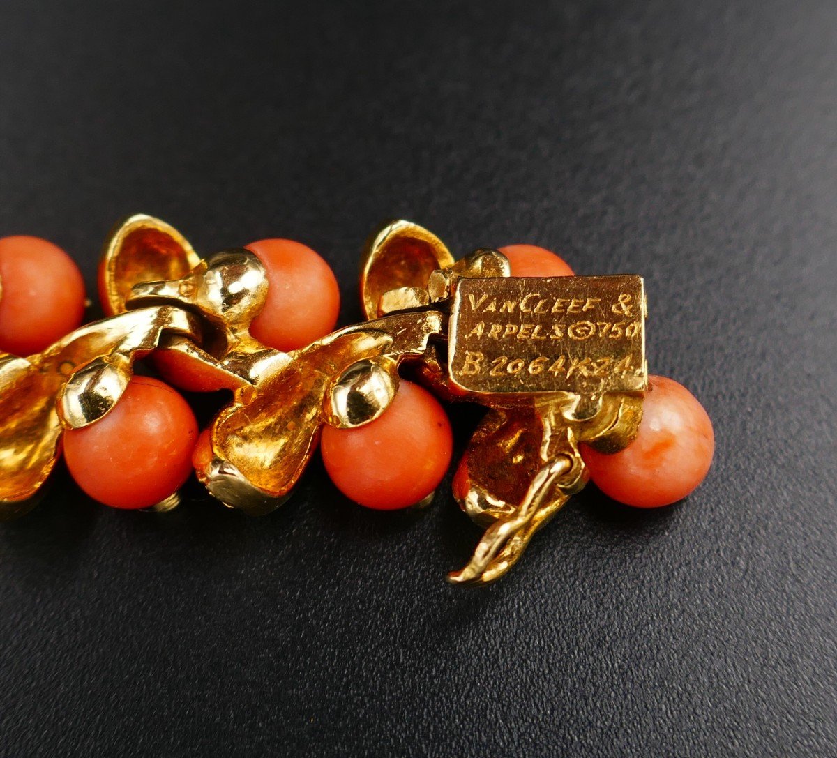 Van Cleef & Arpels, Mistletoe Bracelet, Coral Beads, 18 Carat Yellow Gold.-photo-4