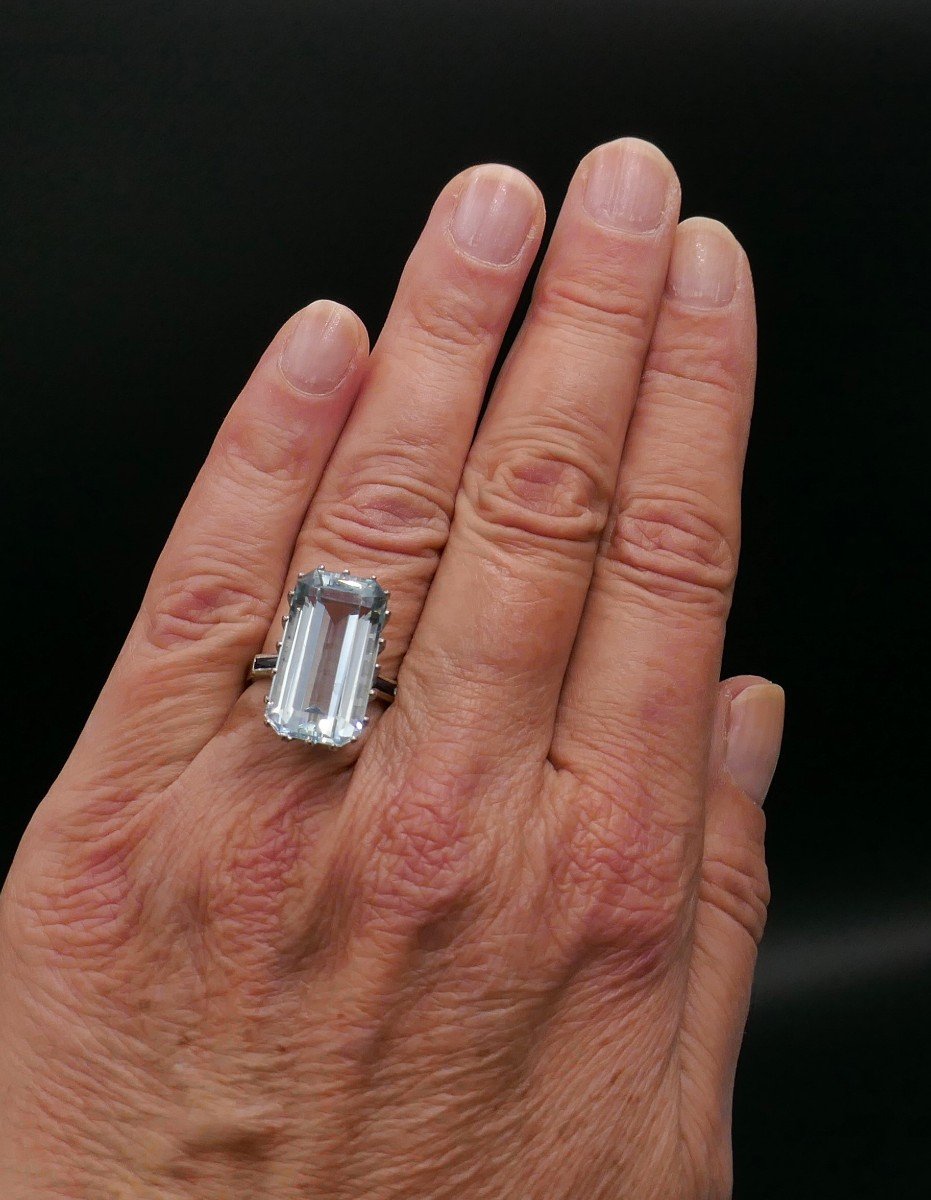 Bague Sertie d'Une Aigue Marine épaulée de Saphirs Calibrés.-photo-1