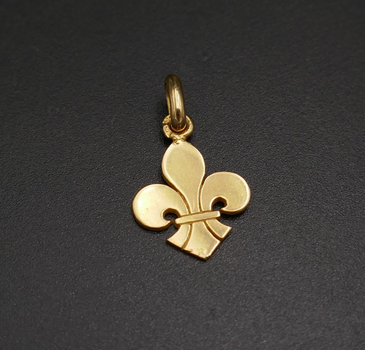 Fleur De Lys Pendant, 18 Carat Yellow Gold.-photo-2