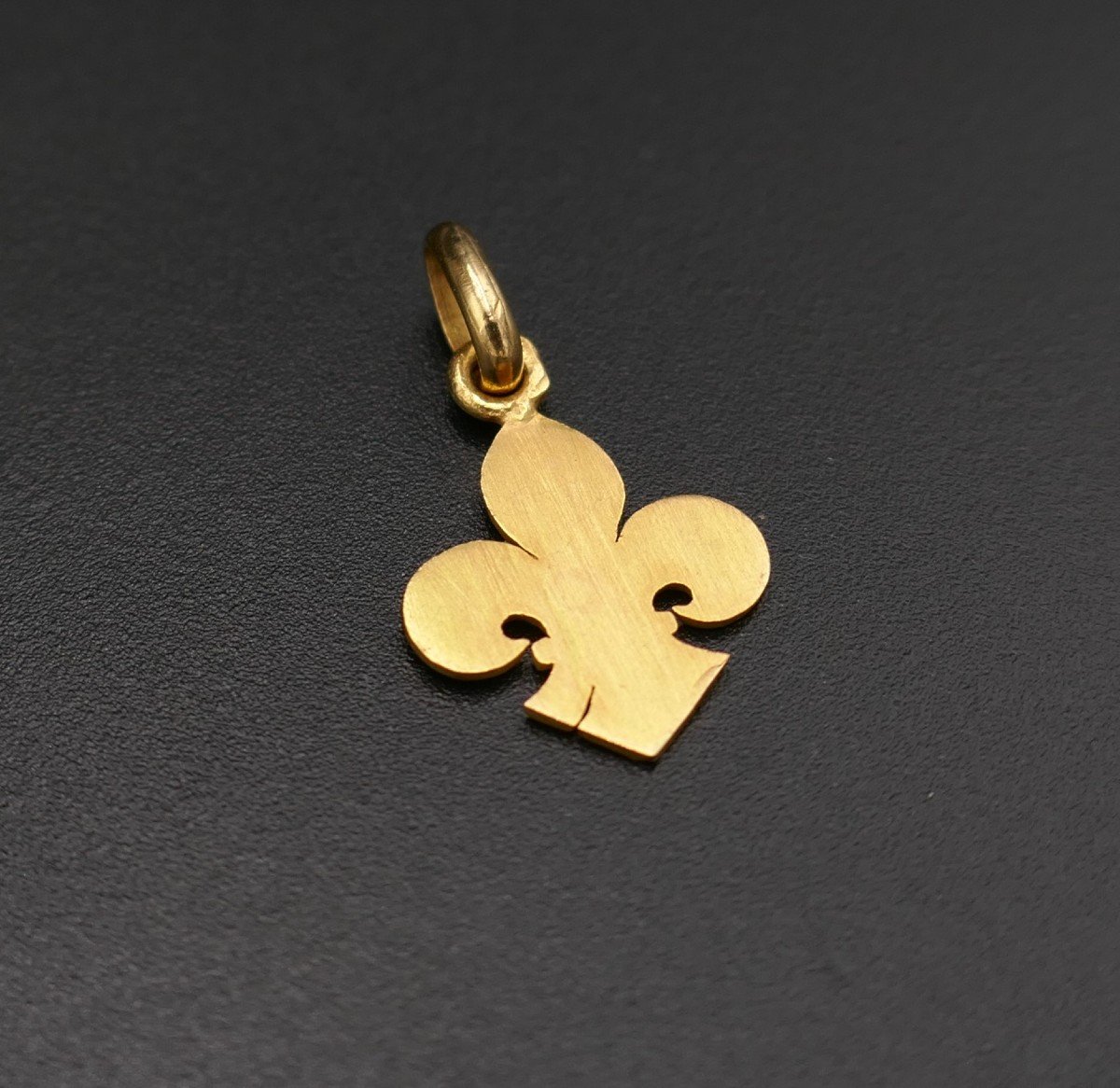 Fleur De Lys Pendant, 18 Carat Yellow Gold.-photo-3