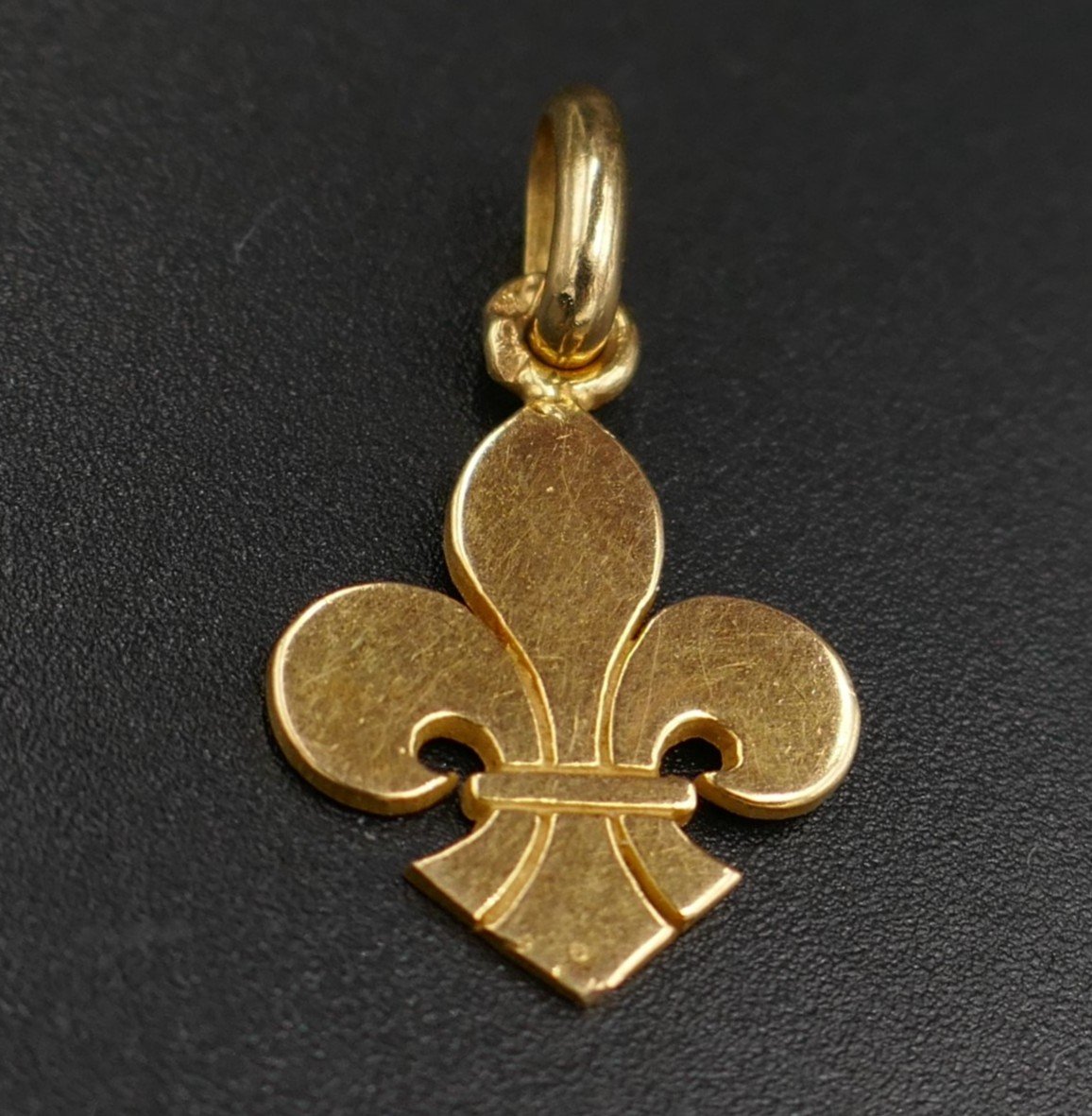 Fleur De Lys Pendant, 18 Carat Yellow Gold.