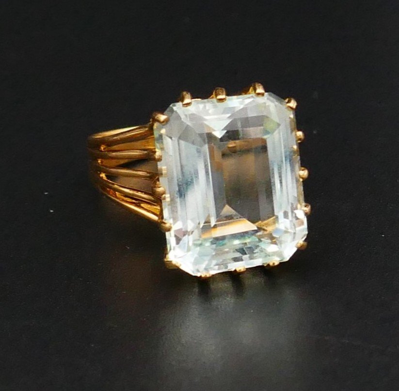 Ring Set With An Aquamarine, 18 Carat Yellow Gold.