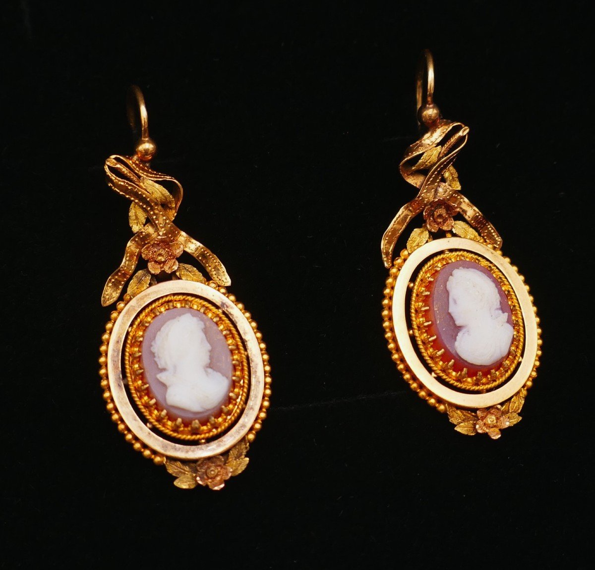 Paire De Pendants d'Oreilles Camées sur agate, fin XIXème. Or 18 Carats