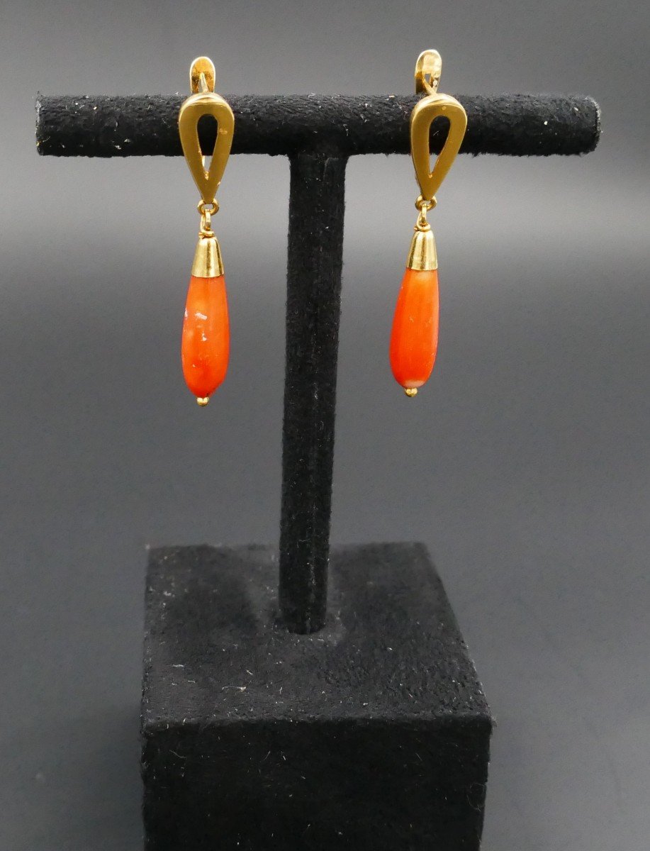 Boucles d'Oreilles Corail, Or 18 Carats.