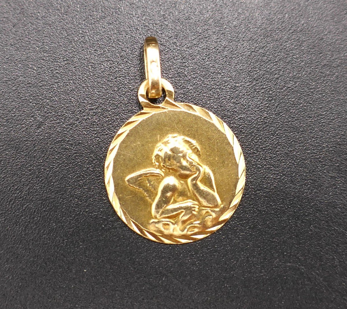 Medal Representing An Angel, 18 Carat Gold.