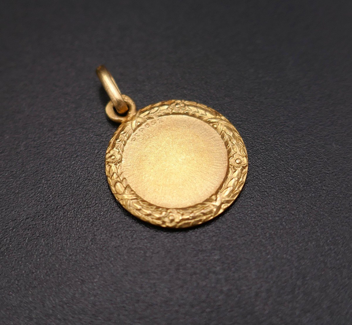 Augis Love Medal, 18 Carat Gold-photo-4