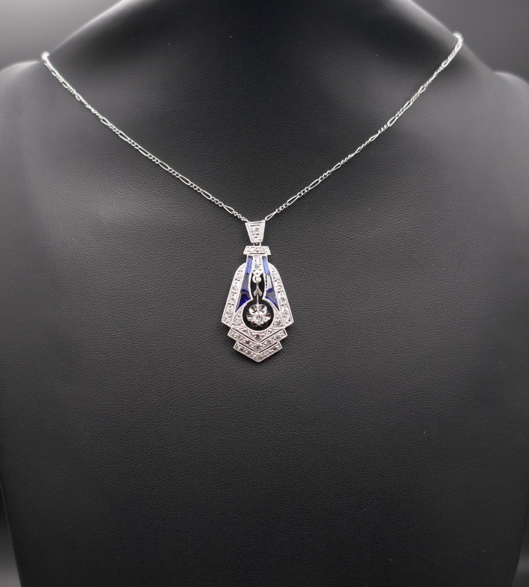 Important Art Deco Pendant With Calibrated Diamonds And Sapphires.-photo-4