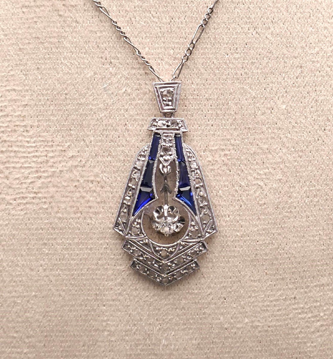 Important Art Deco Pendant With Calibrated Diamonds And Sapphires.-photo-3