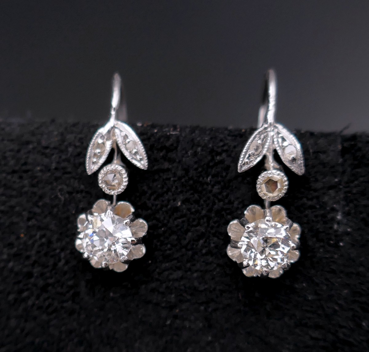 Boucles d'Oreilles Ornées De 2 Diamants, 0,60 carat.