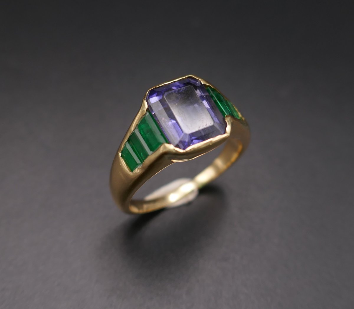 Ring Set With An Iolite And Emerald, 18 Carat Gold.-photo-3