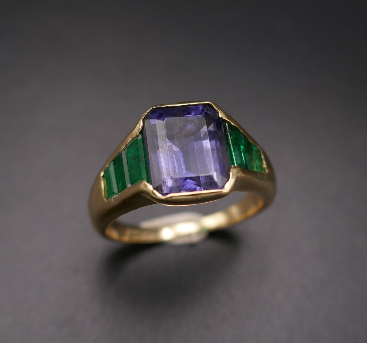 Bague Sertie d'Une Iolite Et émeraude, Or 18 Carats.