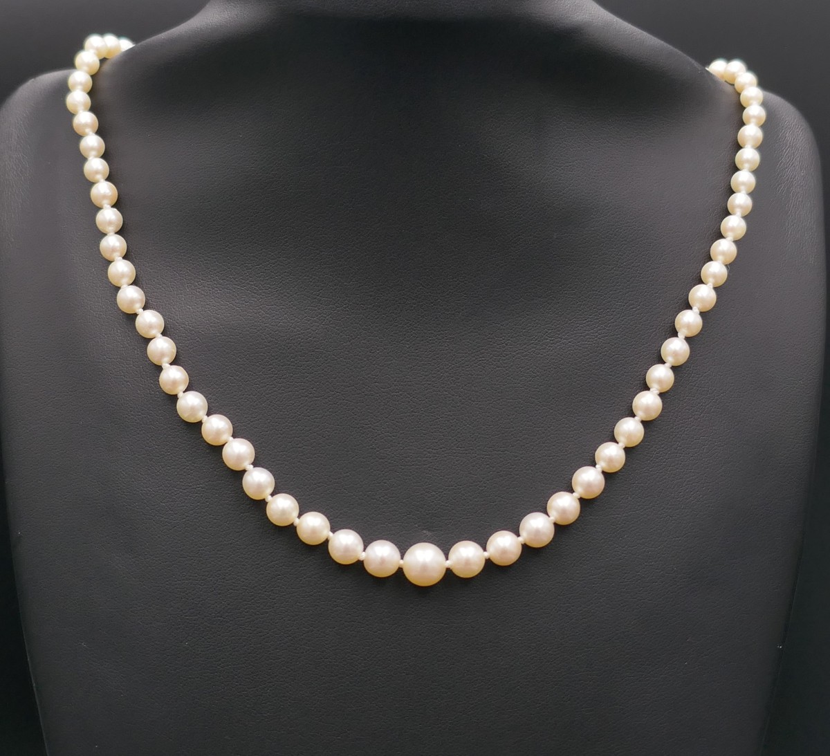 Collier De Perles De Culture, Fermoir Et Chaînette De Sécurité, or 18 carats.