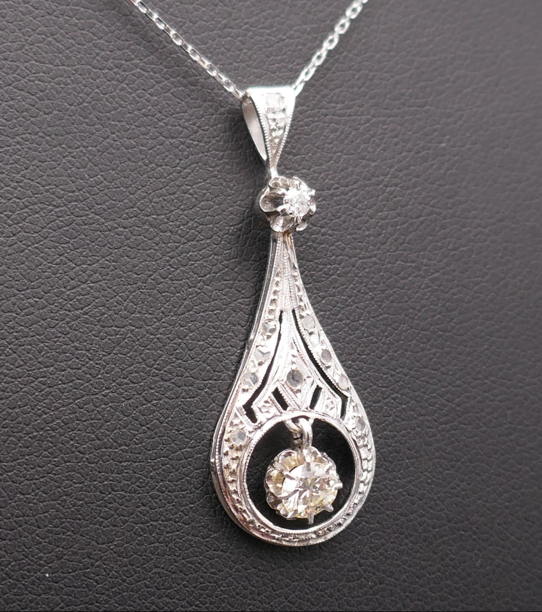 Pendentif Diamants, Chaîne En Or Blanc 18 Carats.