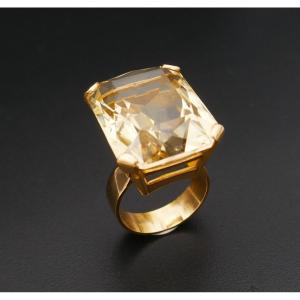 Bague Sertie d'Une Importante Citrine, Or 18 Carats.