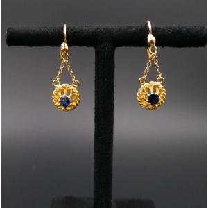 Boucles d'oreilles saphirs, or 18 carats.