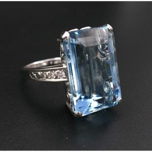 Bague Sertie d'Une Importante Aigue Marine épaulée De Diamants. Certificat de Gemmologie.