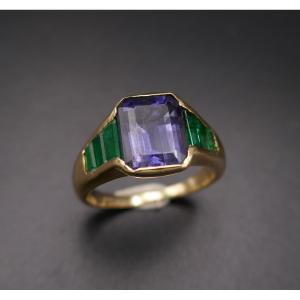 Bague Sertie d'Une Iolite Et émeraude, Or 18 Carats.